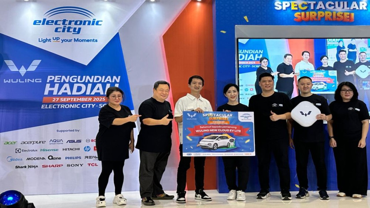 Wuling Motors (Wuling) bersama PT Electronic City Indonesia, Tbk (Electronic City) menyerahkan grand prize New Cloud EV Lite kepada Pemenang "Spectacular Surprise". (Foto: Istimewa)
