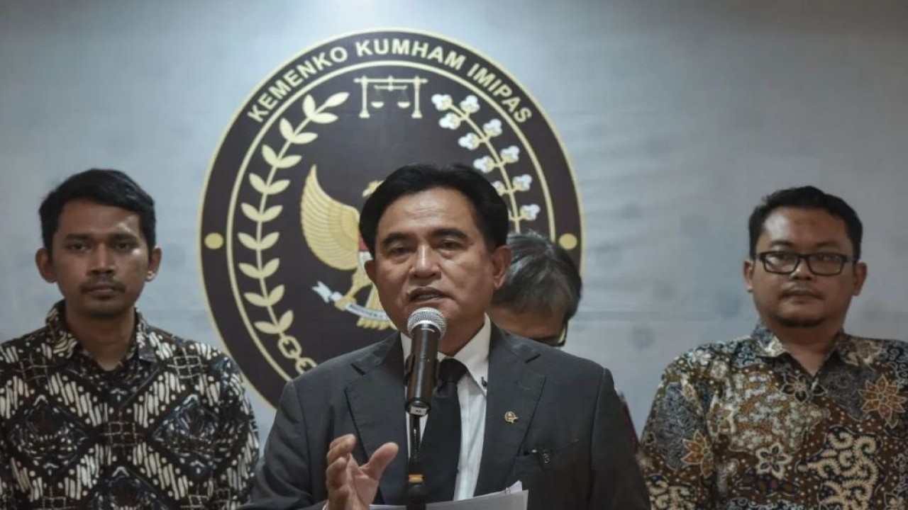 Menteri Koordinator Bidang Hukum, HAM, Imigrasi, dan Pemasyarakatan (Menko Kumham Imipas) Yusril Ihza Mahendra (tengah) bersama Koalisi Masyarakat Sipil memberikan keterangan kepada wartawan usai mengikuti rapat di Jakarta, Selasa (16/9/2025). (Foto: ANTARA FOTO/Fakhri Hermansyah/tom)