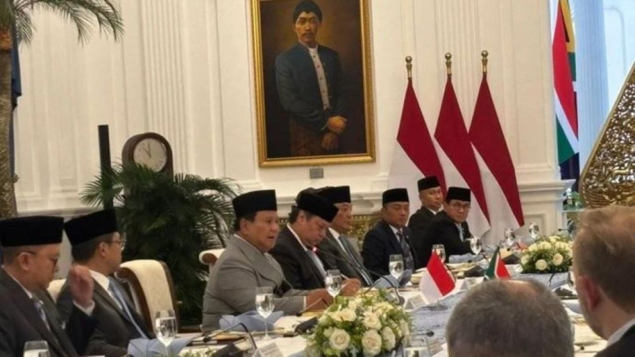Presiden RI Prabowo Subianto (ketiga kiri) dalam pertemuan bilateral dengan Presiden Afsel Cyril Ramaphosa dan delegasi. (Antara)
