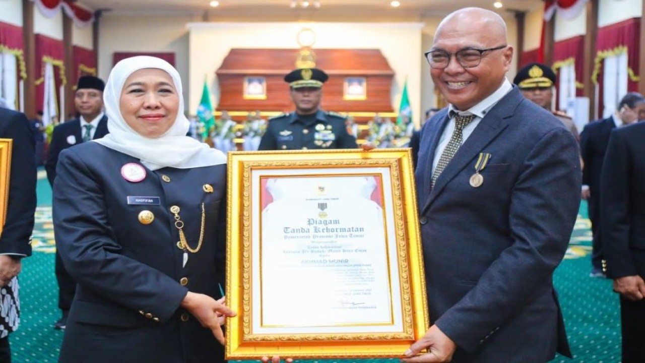 Ketua Umum PWI Pusat, Akhmad Munir, menerima Lencana Kehormatan Provinsi Jawa Timur "Jer Basuki Mawa Beya" dari Gubernur Jawa Timur, Khofifah Indar Parawansa, pada puncak peringatan Hari Jadi ke-80 Provinsi Jawa Timur, di Gedung Negara Grahadi, Surabaya, Minggu (12/10/2025). (Foto: Dok/Istimewa)