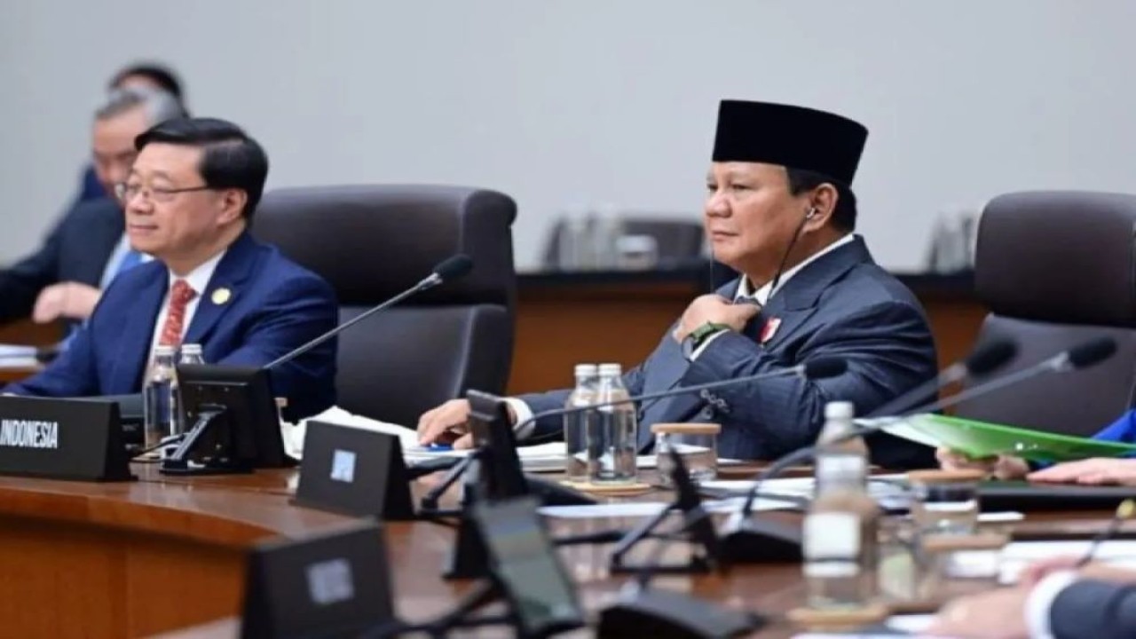 Presiden RI Prabowo Subianto (kanan) menghadiri sesi pertama APEC Economic Leaders’ Meeting (AELM) di Hwabaek International Convention Centre (HICO), Gyeongju, Republik Korea, Jumat (31/10/2025). (ANTARA/HO-Biro Pers Sekretariat Presiden)