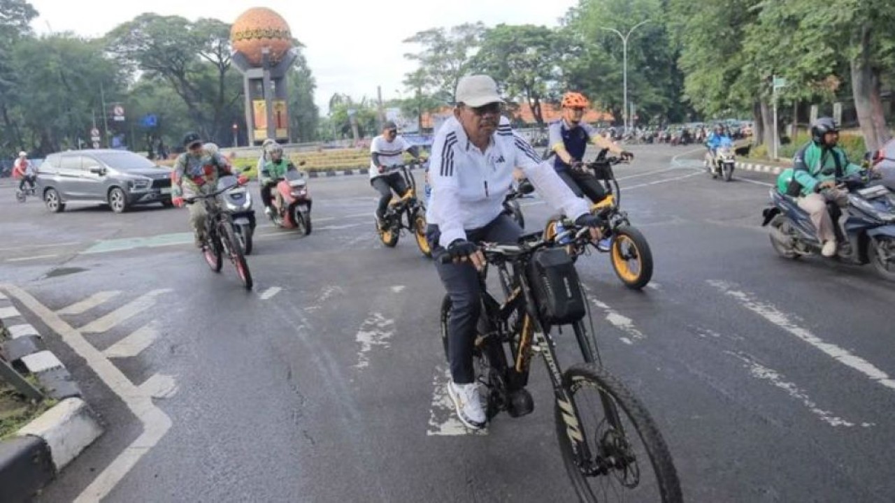 Wali Kota Tangerang Sachrudin naik sepeda meninjau sejumlah fasilitas publik serta kondisi lingkungan sekitar serta sosialisasi Hari Bebas Kendaraan Bermotor, Jumat. (ANTARA)