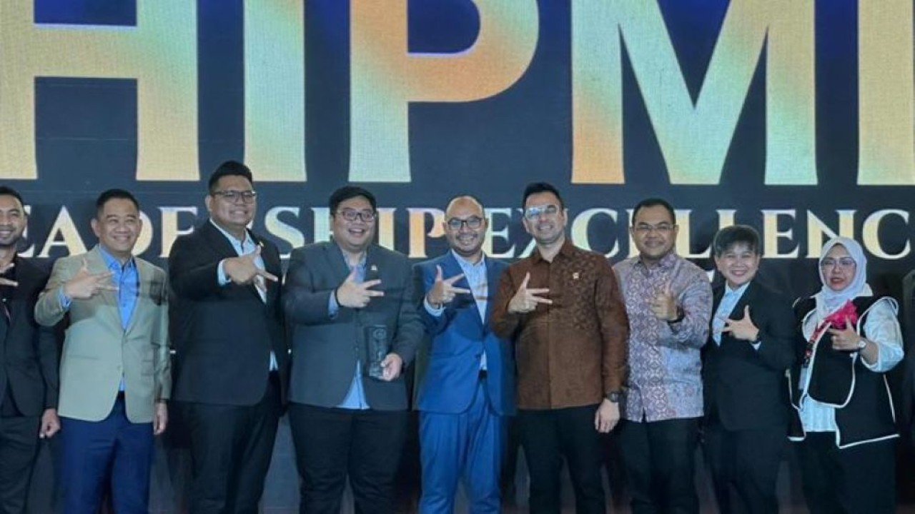 Kawendra Lukistian raih penghargaan “Young Leadership in State-Owned Enterprises Collaboration Award 2025” HIPMI Leadership Excellence Awards 2025 (dok Kawendra)