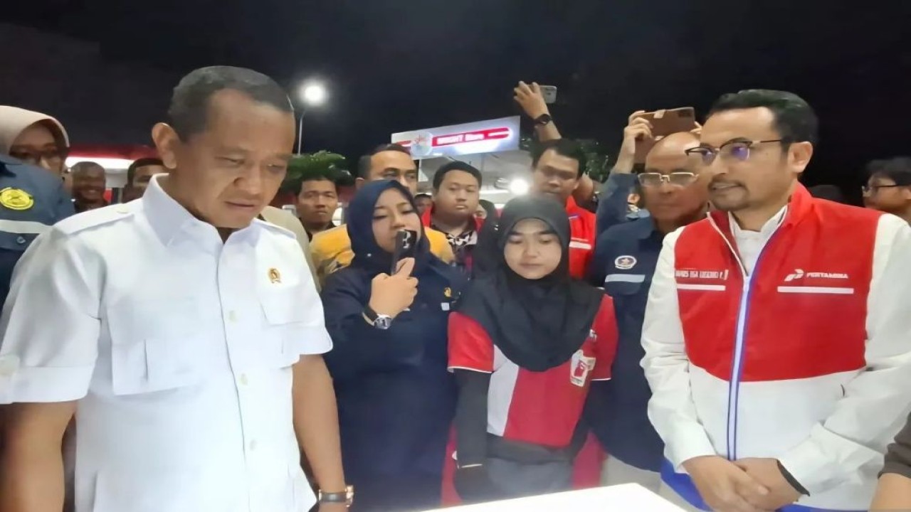 Menteri Energi dan Sumber Daya Mineral (ESDM) Bahlil Lahadalia (kiri) didampingi Direktur Utama Pertamina Patra Niaga Mars Ega Legowo (kanan) meninjau SPBU, di Jalan Raya Asrikaton, Kecamatan Pakis, Kabupaten Malang, Jawa Timur, Rabu (29/10/2025). (Foto: ANTARA/Ananto Pradana)