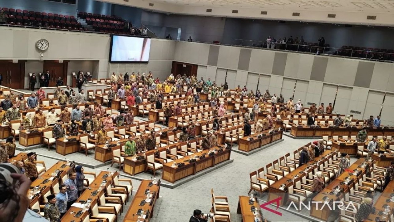 Sejumlah Anggota DPR RI menghadiri Rapat Paripurna DPR RI di kompleks parlemen, Jakarta, Kamis (2/10/2025). ANTARA/Bagus Ahmad Rizaldi.