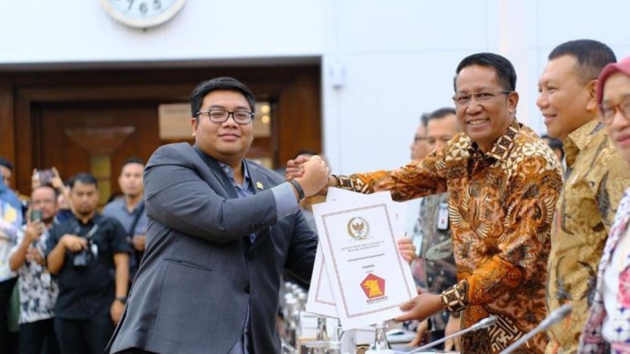 Anggota Komisi VI DPR RI Kawendra Lukistian menyerahkan naskah pandangan kepada Menteri Hukum/ist