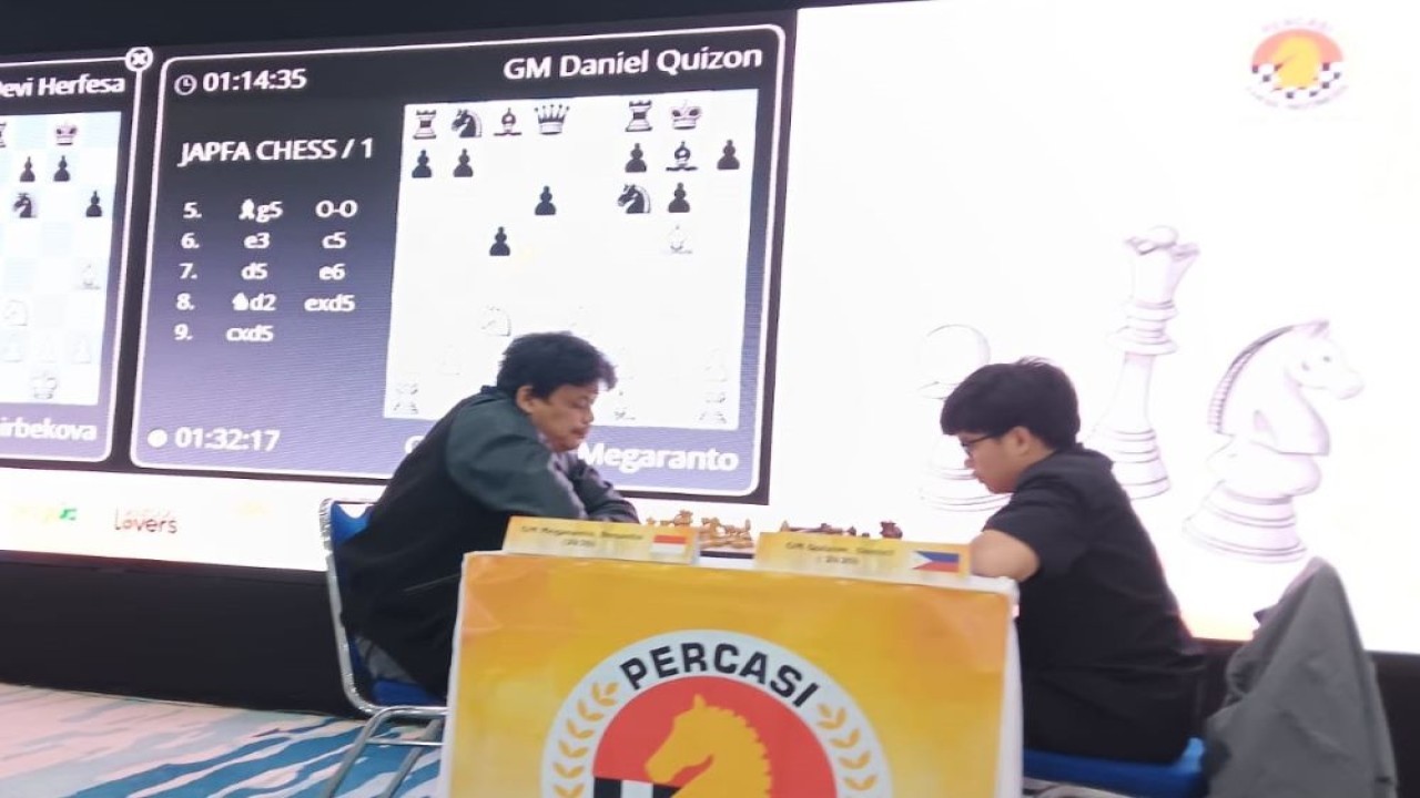 GM Susanto Megaranto (kiri) versus GM Daniel Quizon (Filipina) pada babak ke-2 Duel Match Japfa Chess Festival ke-15 2025/ist