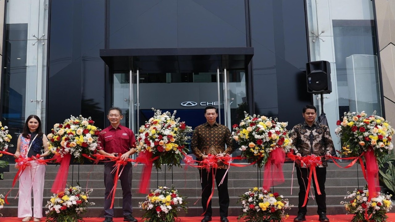 PT Chery Sales Indonesia (CSI) bersama PT Cakra Arthamoro Mobil resmi membuka Dealer Chery Cinere, jaringan ke-62 Chery di Indonesia, yang berlokasi di Jalan Cinere Raya No.18, Kecamatan Cinere, Kota Depok. (Foto: Istimewa)
