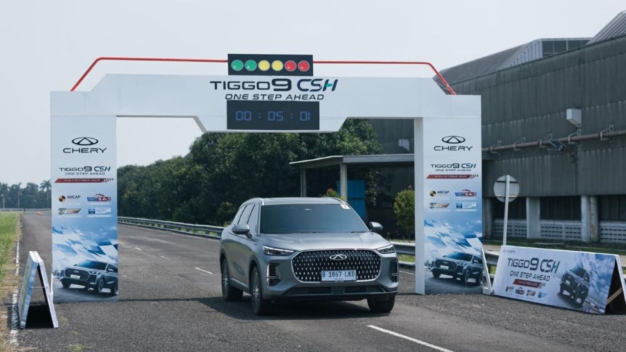 Membuktikan ketangguhan Chery TIGGO 9 CSH AWD langsung di sirkuit. (Foto: Istimewa)