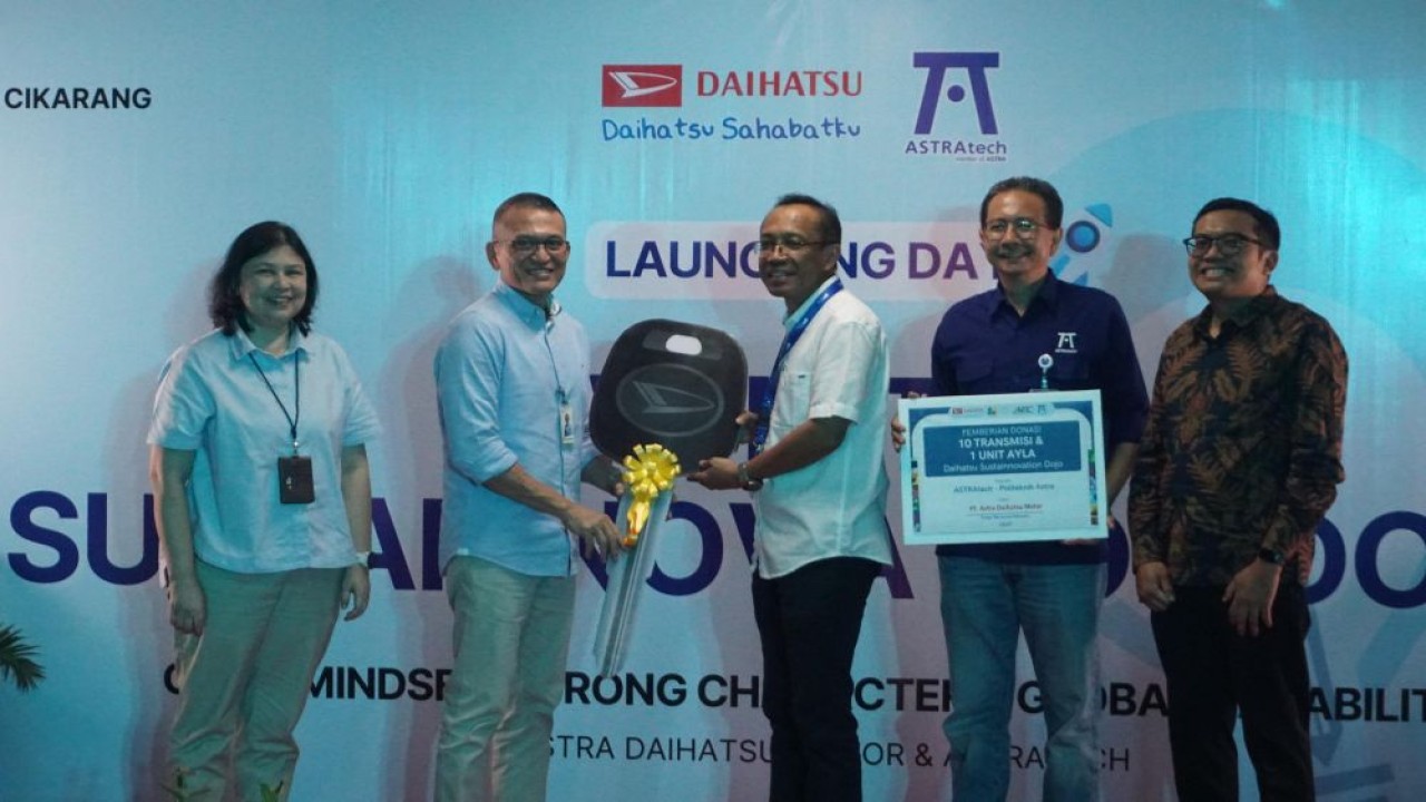 Penyerahan simbolis satu unit Daihatsu Ayla kepada Astratech. (Foto: Istimewa/Daihatsu Indonesia)