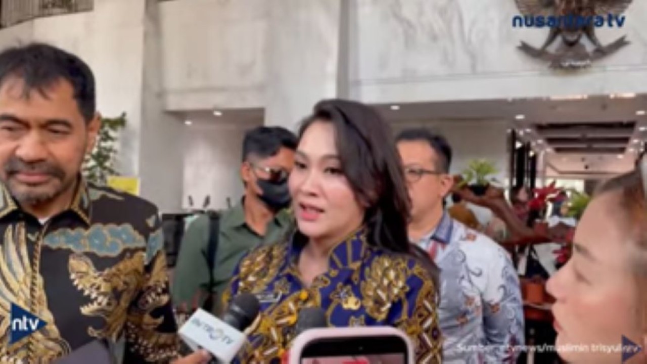 Gubernur Maluku Utara Sherly Tjoanda Laos menjawab pertanyaan wartawan terkait kebijakan pemotongan transfer ke daerah yang dilakukan Menkeu Purbaya Yudhi Sadewa