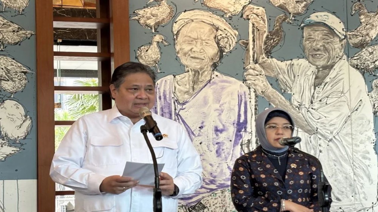 Menteri Koordinator Bidang Perekonomian Airlangga Hartarto (kiri) dan Kepala Badan Pusat Statistik (BPS) Amalia Adininggar Widyasanti (kanan) memberikan keterangan pers di Wisma Danantara Indonesia, Jakarta, Rabu (1/10/2025). (ANTARA/Imamatul Silfia)