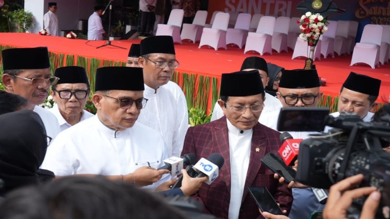 Menag Nasaruddin Umar bersama Wamenag Romo Muhammad Syafi'i memberikan keterangan pers usai Apel Hari Santri 2025, Rabu (22/10/2025). (Foto: Istimewa/Kemenag)
