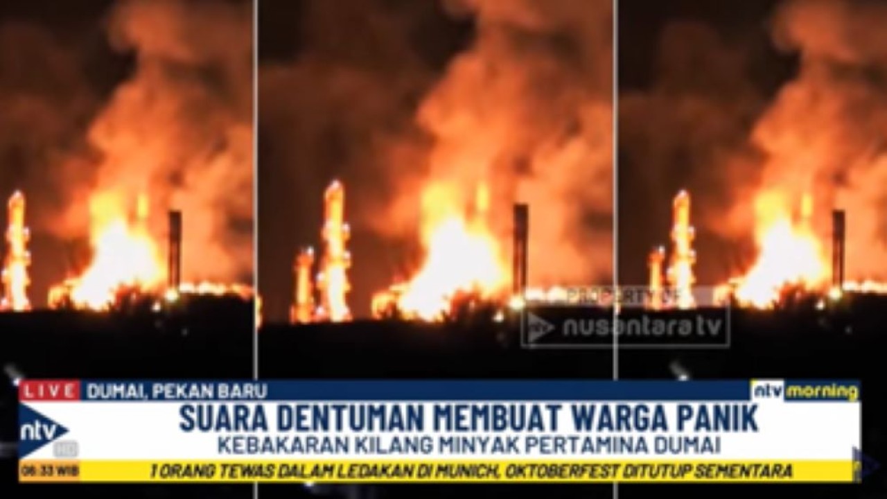 Api berkobar hebat dan asap hitam membumbung tinggi dari kilang minyak yang terbakar di Dumai