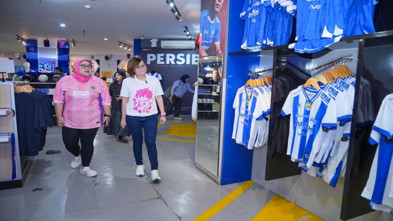 Wamen Ekraf Irene Umar mengunjungi Persib Store di Tamansari, Bandung/Istimewa
