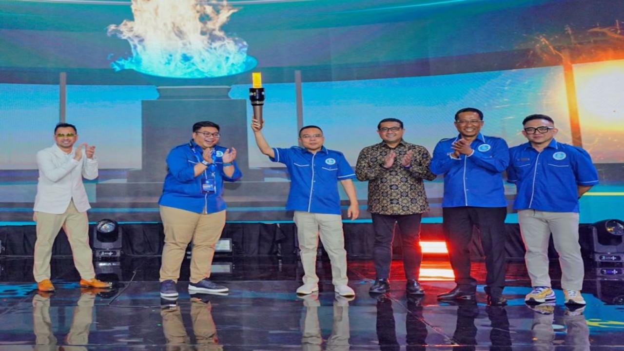 Ketua Umum Gekrafs Kawendra Lukistian bersama jajaran pengurus dan Mentri Ekraf Teuku Riefky Harsya/Foto: Istimewa