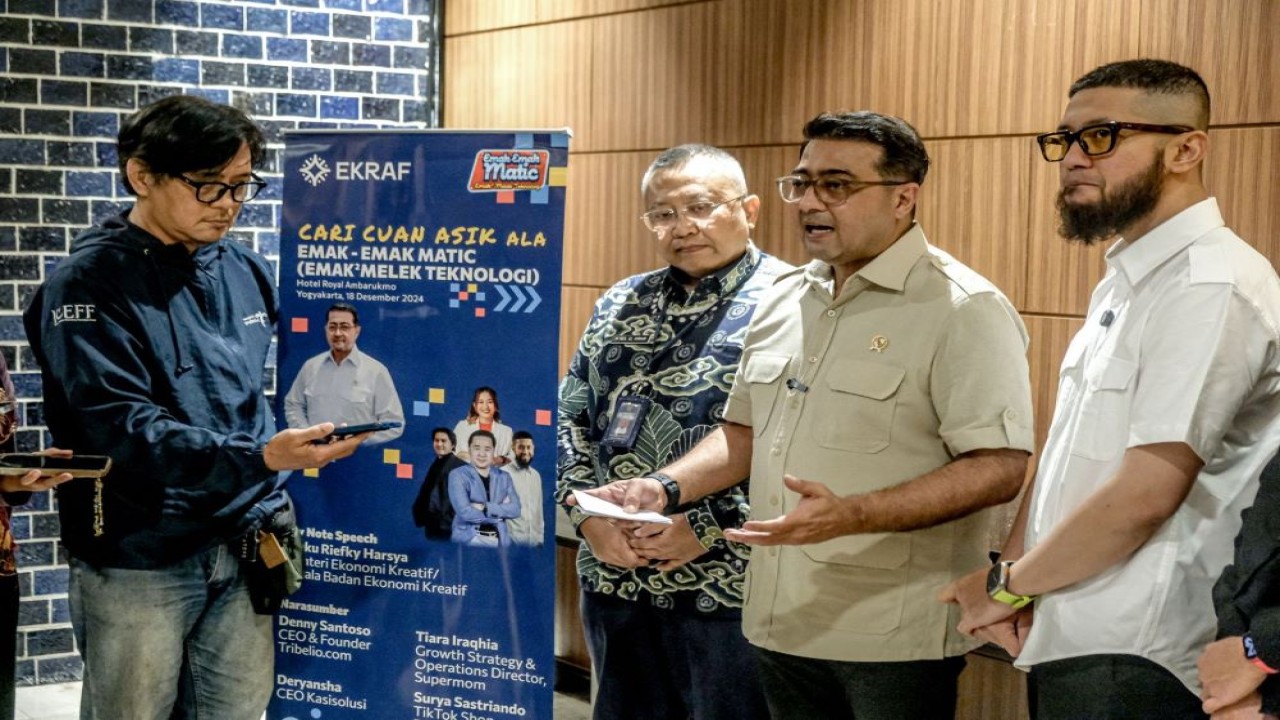 Menteri Ekraf Teuku Riefky Harsya bersama para pelaku ekonomi kreatif/ist
