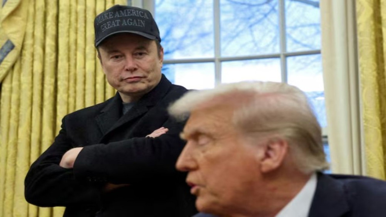 Elon Musk mendengarkan Presiden AS Donald Trump berbicara di Ruang Oval Gedung Putih di Washington, DC, 11 Februari 2025. (Foto: Dok/Kevin Lamarque/Reuters)