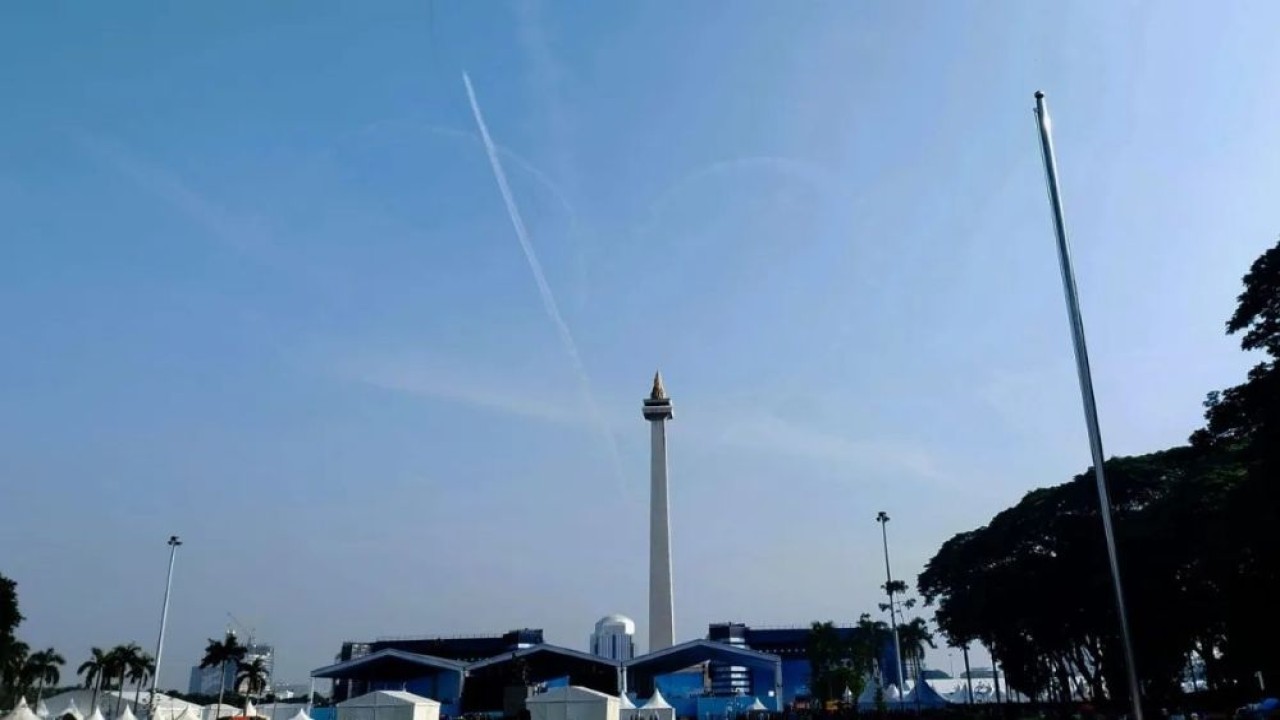 Atraksi sejumlah pesawat Jupiter Aerobatic Team dari TNI AU meliuk-liuk di langit kawasan Monumen Nasional (Monas), Jakarta, Minggu (5/10/2025). (Foto: ANTARA/Bagus Ahmad Rizaldi)