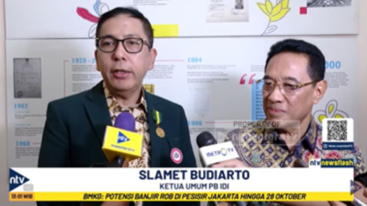 Ketua Umum IDI Slamet Budiarto (kiri) bersama Wakil Menteri Kesehatan Benjamin Paulus Octavianus