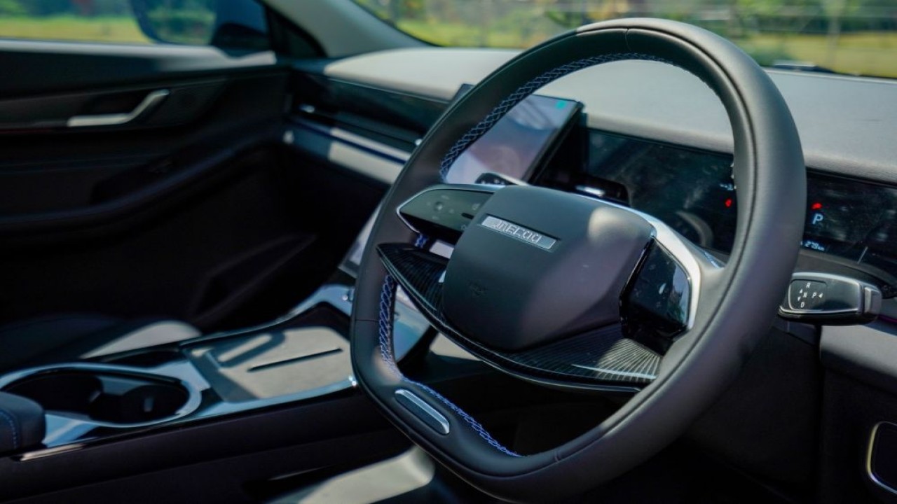 Setir JAECOO J5 EV dibalut synthetic leather berkualitas tinggi yang memberikan rasa premium saat disentuh. (Foto: Istimewa)