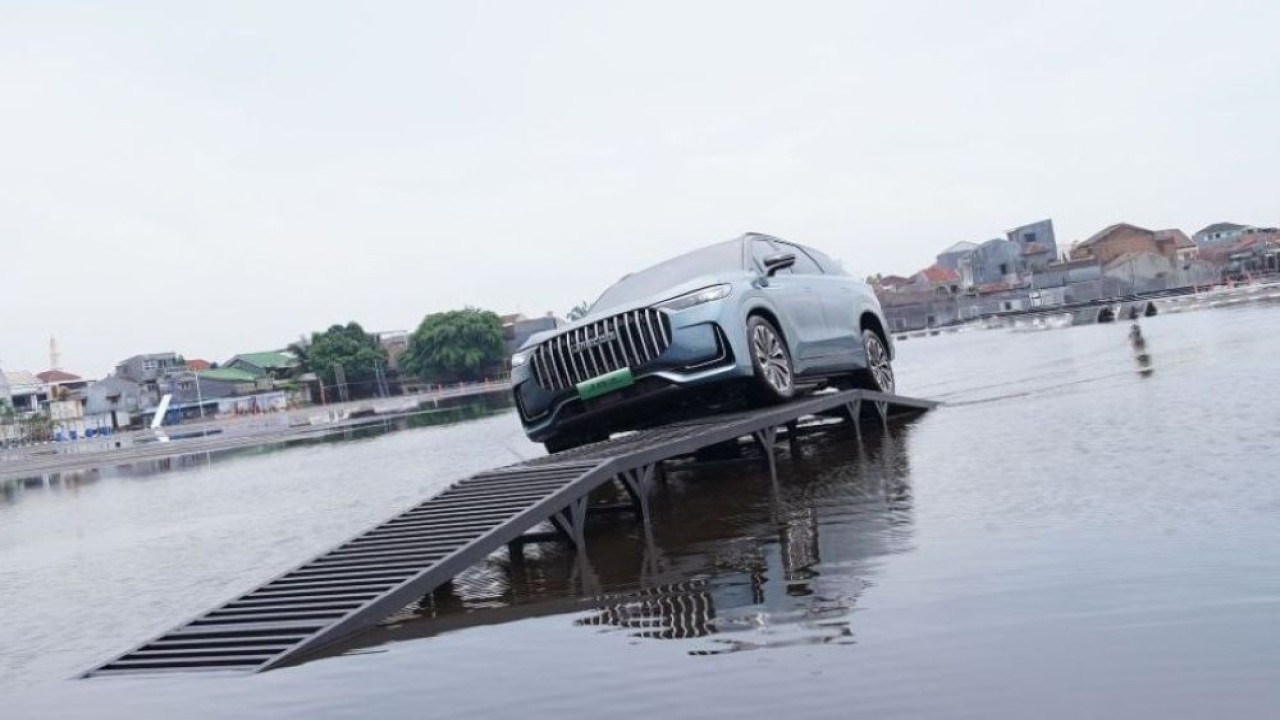 JAECOO J8 SHS ARDIS menunjukkan kemampuannya dalam sesi media test drive di Tangerang Selatan (Tangsel), Banten. (Foto: Istimewa)