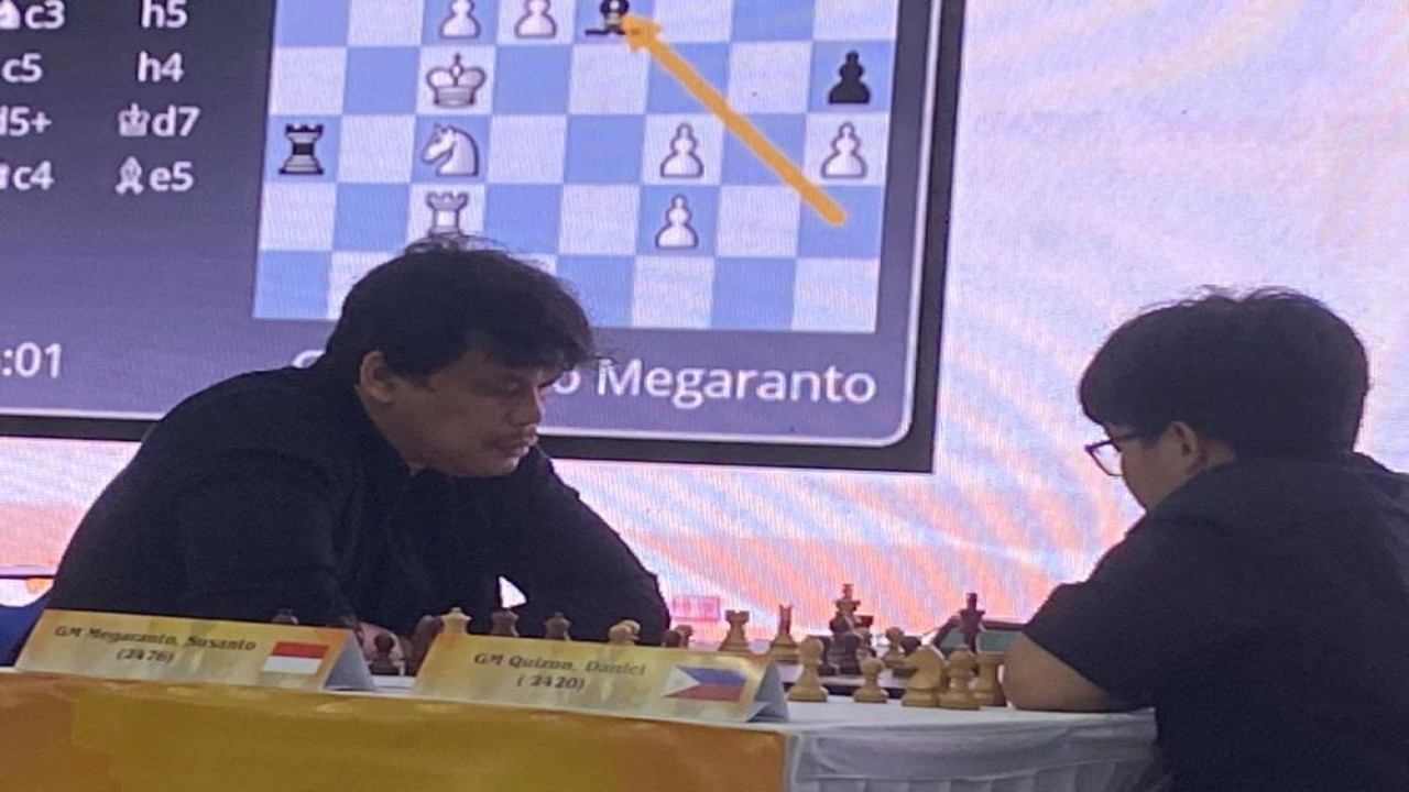 GM Susanto Megaranto (kiri) versus GM Daniel Quizon (Filipina) pada babak 4 Duel Match Japfa Chess Festival ke-15 2025