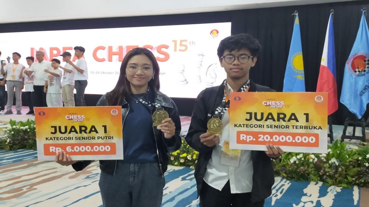 Juara kategori Open FM Fabian Glen Mariano (kanan) dan juara kategori Senior Putri Japfa Chess Festival 2025 WIM Ivana Lasama