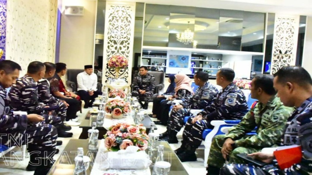 Penyerahan santunan dilakukan Kepala Staf Angkatan Laut (Kasal) Laksamana TNI Dr. Muhammad Ali, didampingi Sekretaris Kabinet (Seskab) Letkol Inf Teddy Indra Wijaya dan Panglima Korps Marinir (Pangkormar) Letjen TNI (Mar) Dr. Endi Supardi, di Wisma Elang Laut, Menteng, Jakarta Pusat, pada Kamis (9/10/2025). (Foto: Tangkapan layar Instagram @tni_angkatan_laut)