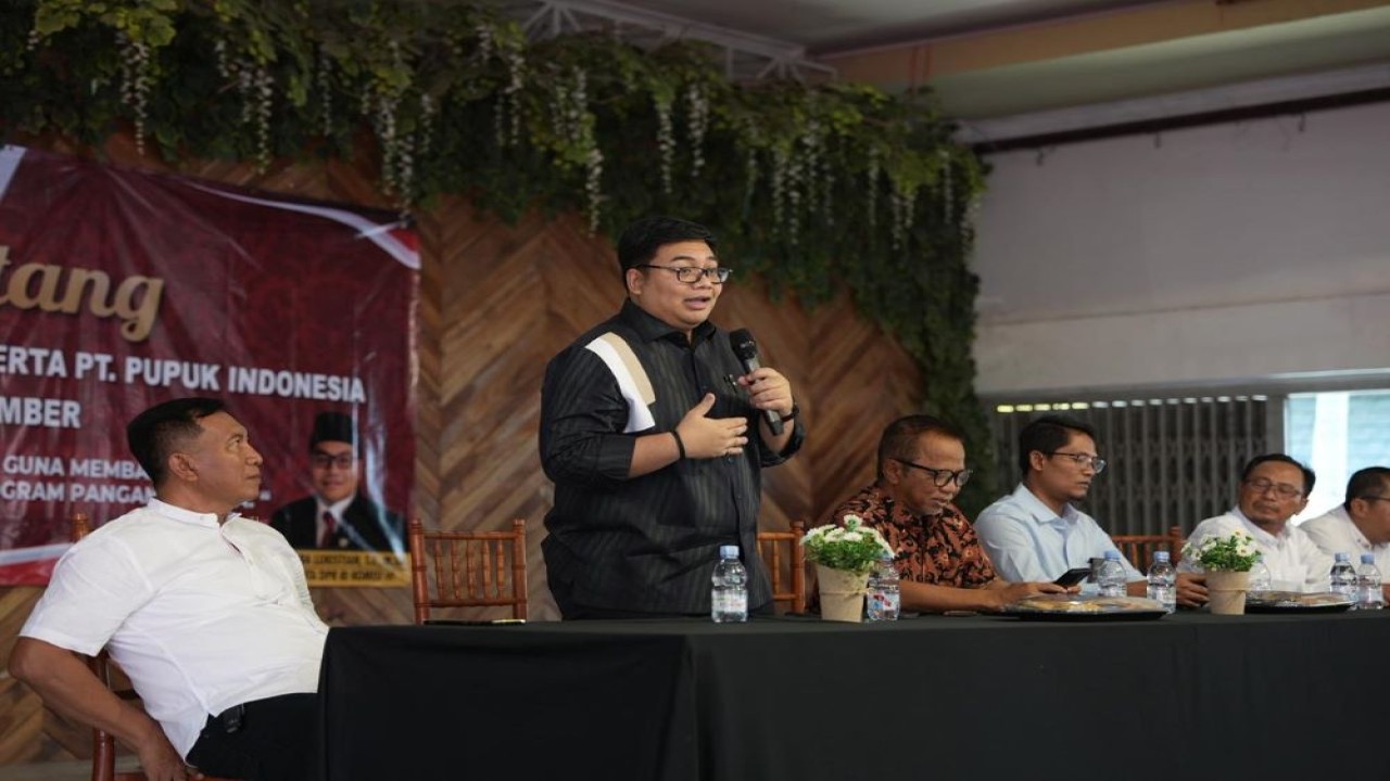 Anggota Komisi VI DPR RI Kawendra Lukistian saat menghadiri Deklarasi dan Pengukuhan Penerima Pupuk di Titik Serah (PPTS) di Kabupaten Lumajang/ Foto: Istimewa