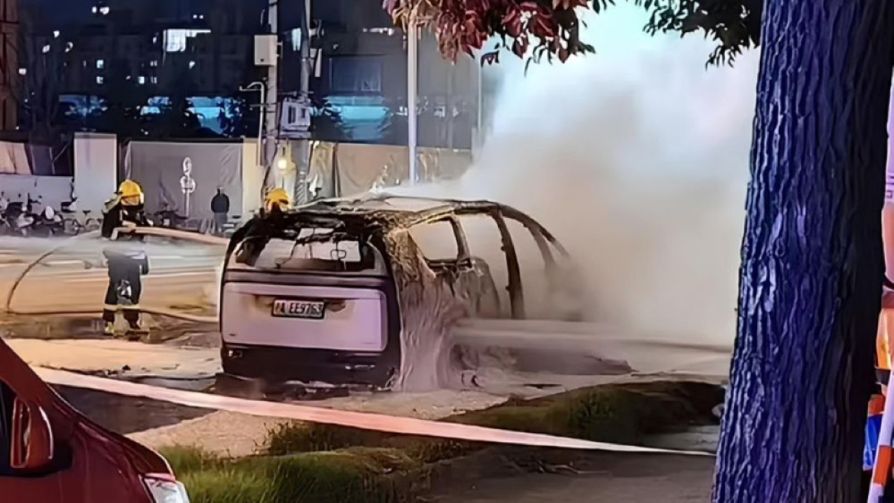 Insiden kebakaran melibatkan mobil listrik MPV Li Mega terjadi pada 23 Oktober 2023 di China. (Foto: Istimewa via CarNewsChina)