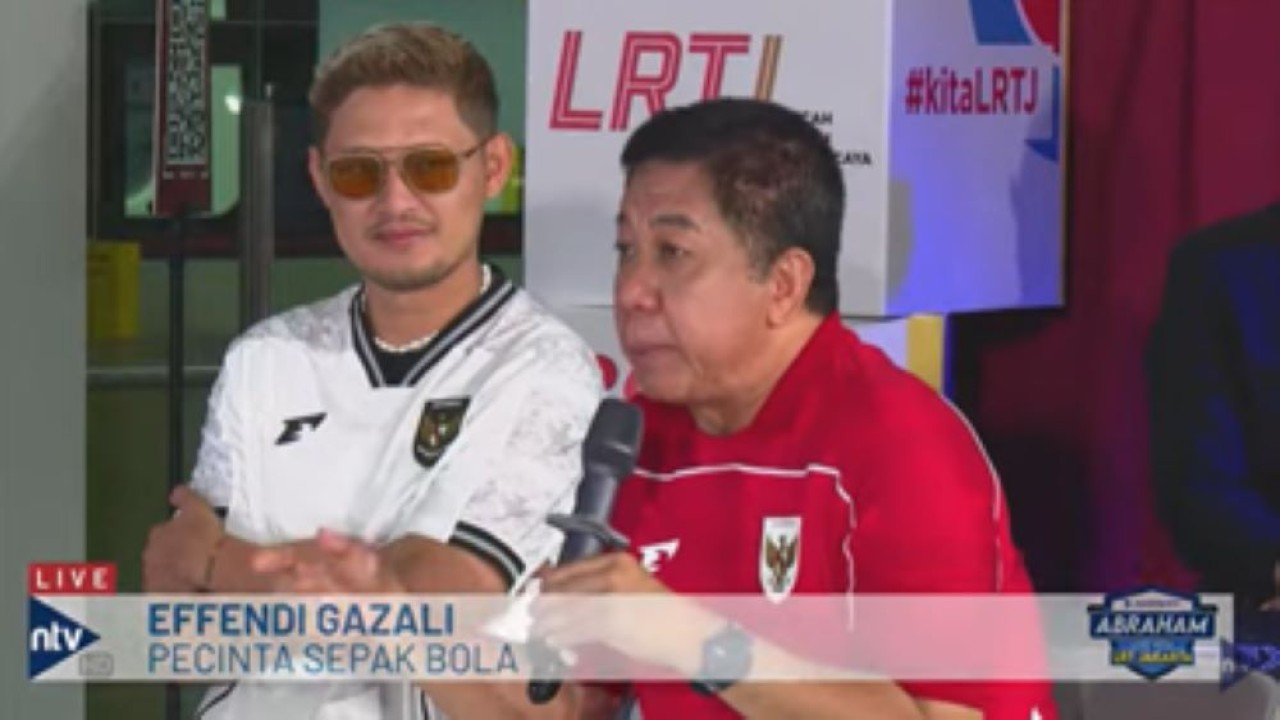 Pecinta sepak bola Effendi Gazali dalam program Abraham live with LRT Jakarta