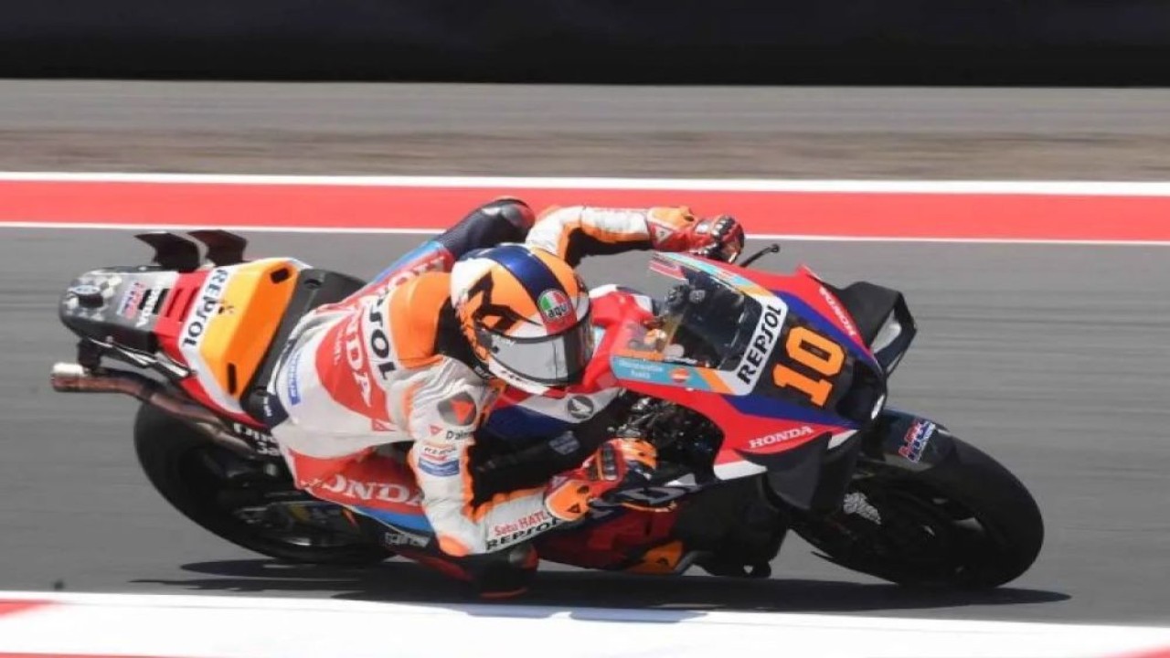 Pembalap Repsol Honda Luca Marini memacu kecepatan saat mengikuti sesi latihan bebas MotoGP Mandalika di Pertamina Mandalika International Street Circuit, Lombok Tengah, Nusa Tenggara Barat, Jumat (27/9/2024). (Foto: ANTARA FOTO/Akbar Nugroho Gumay/YU)