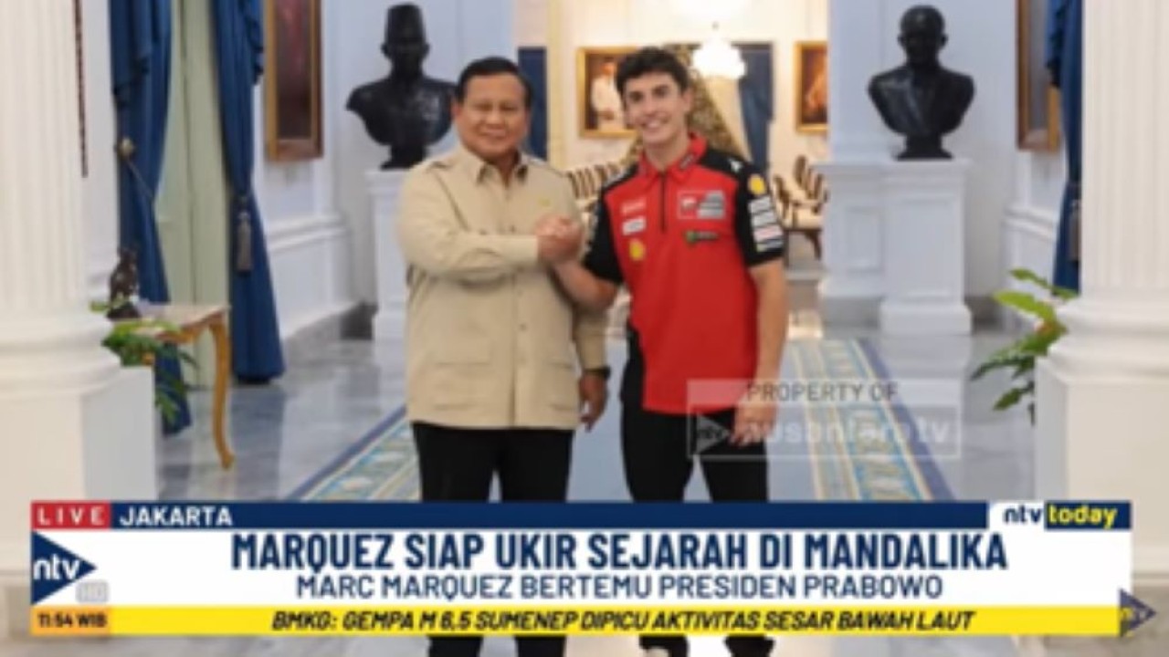 Presiden Prabowo Subianto bersama Juara Dunia MotoGP 2025 Marc Marquez