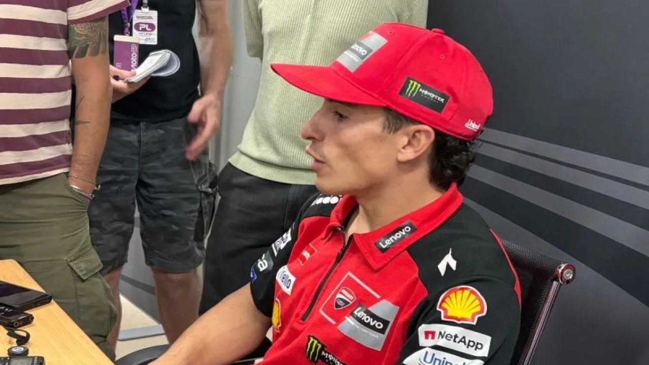 Pembalap Ducati Lenovo Marc Marquez saat menjalani sesi konferensi pers selepas sesi latihan MotoGP Indonesia yang berlangsung di Sirkuit Mandalika, Lombok, Nusa Tenggara Barat, Jumat (03/10/2025). (Foto: ANTARA/FAJAR SATRIYO)