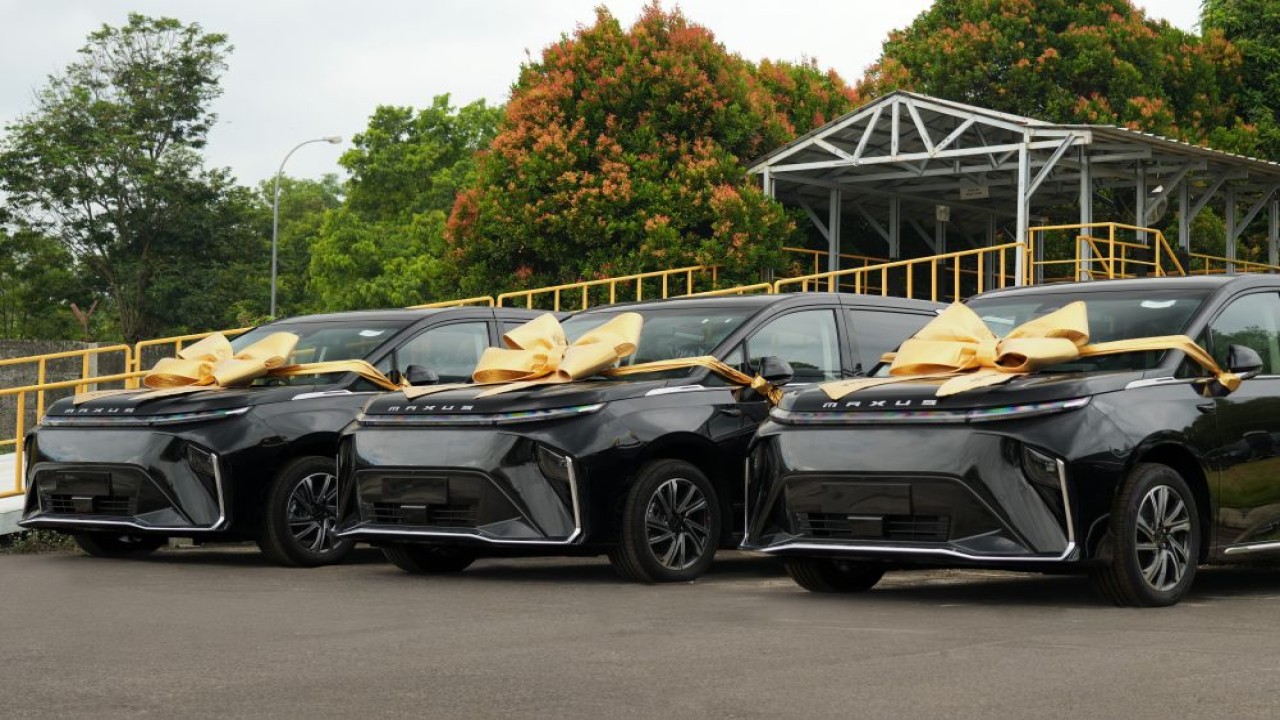 MAXUS secara resmi menyerahkan batch pertama unit MPV listrik MIFA 7 dan MIFA 9 hasil produksi lokal kepada pelanggan di Indonesia, pada 15 Oktober 2025. (Foto: Istimewa)