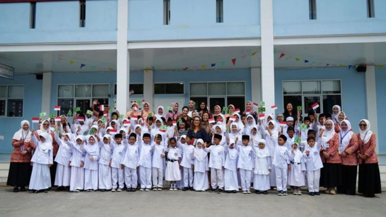 Ibu Negara Brasil, Janja Lula da Silva, meninjau langsung Dapur Sentra Pangan dan Pemberdayaan Gizi (SPPG) (Istimewa)