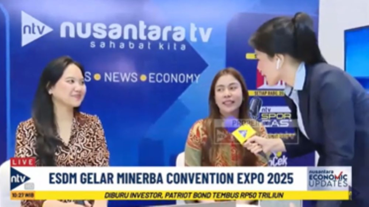 Dua pengunjung Minerba Convex 2025 menjajal jadi pembaca berita di booth Nusantara TV