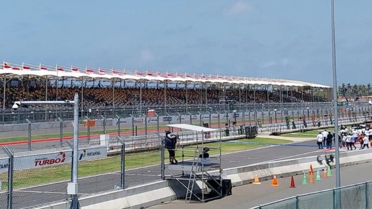 Arsip foto - Sirkuit Internasional Pertamina Mandalika di Lombok Tengah, Nusa Tenggara Timur, dalam kondisi cuaca cerah jelang ajang MotoGP Mandalika 2024, Minggu (29/9/2024). (Foto: ANTARA/Aloysius Lewokeda)