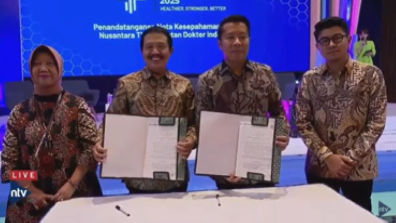 Direktur Nusantara TV Randy Monthonaro Tampubolon didampingi Pemimpin Redaksi Abraham Silaban berfoto bersama Wakil Ketua Umum IDI Dr Sutrisno, SP. OG (K) dan Bendahara Umum IDI, Dr. Fazilet Suprapto, Magister Kesehatan Masyarakat usai penandatanganan nota kesepahaman