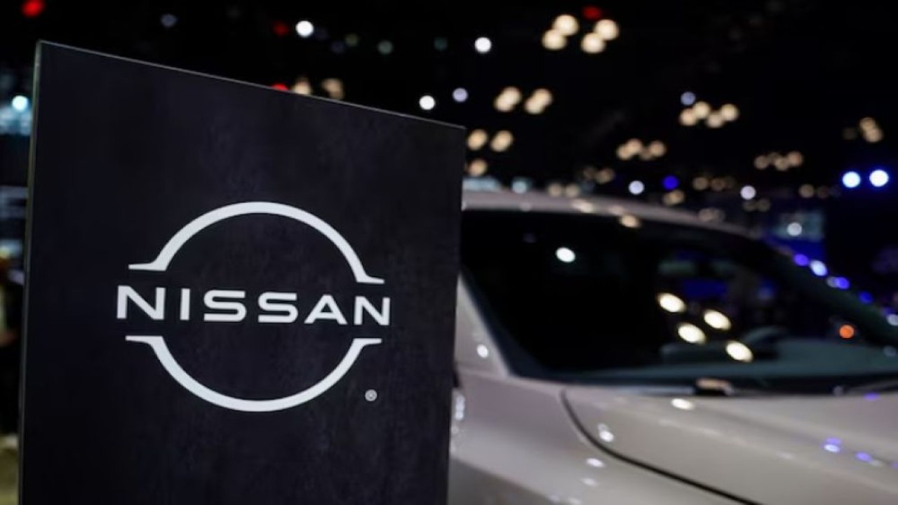 Logo Nissan di samping sebuah kendaraan selama New York International Auto Show, di Manhattan, New York City, Amerika Serikat, 5 April 2023. (Foto: Dok/David 'Dee' Delgado/Reuters)