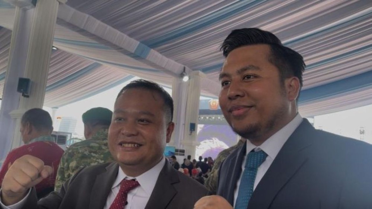 Jajaran Direksi Nusantara TV Dimpos Tampubolon, Randy Monthonaro Tampubolon, dan Tommy William Tampubolon dan Pemimpin Redaksi Nusantara TV Abraham Silaban Hari Ulang Tahun (HUT) ke-80 TNI. (Foto: Ntvnews.id-Muslimin Trisyuliono)
