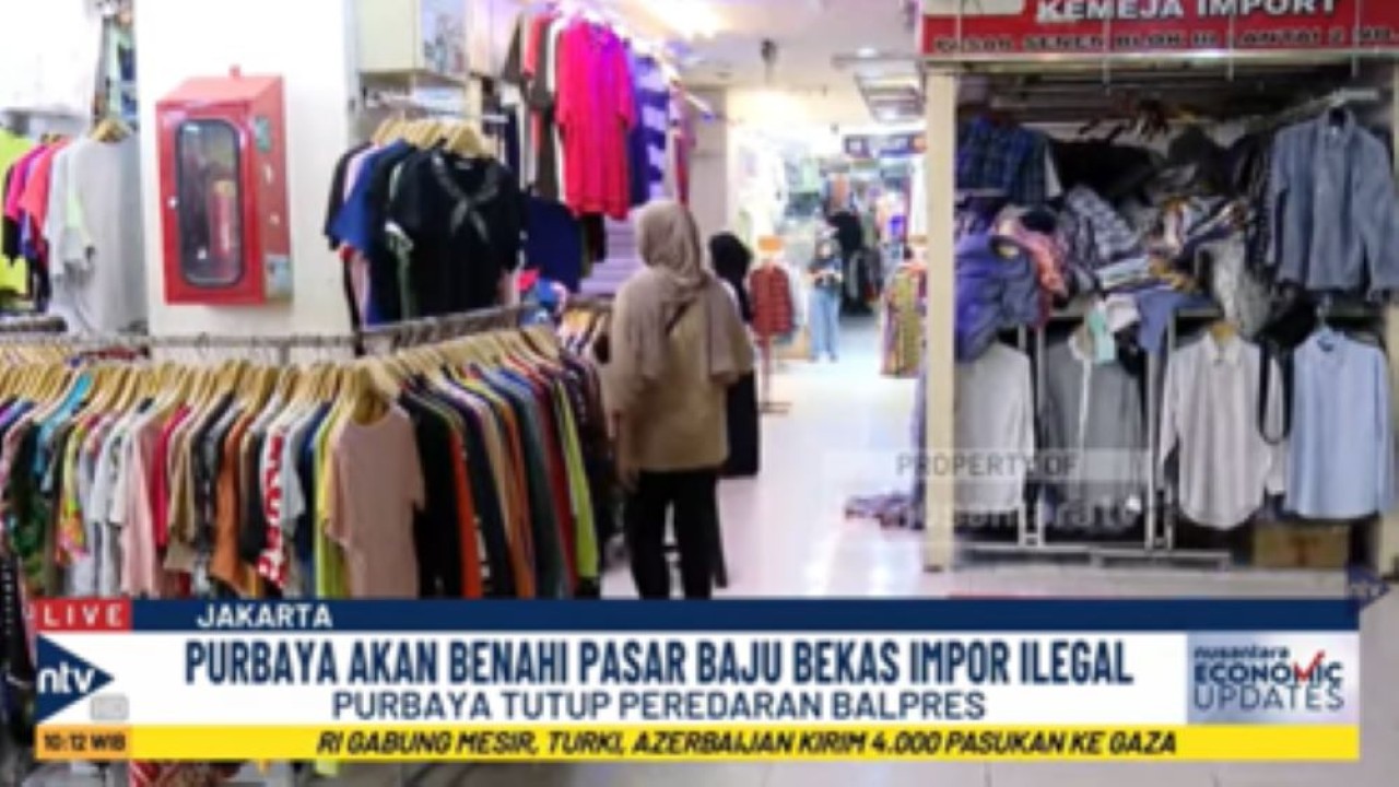 Pusat perdagangan pakaian bekas di Pasar Senen
