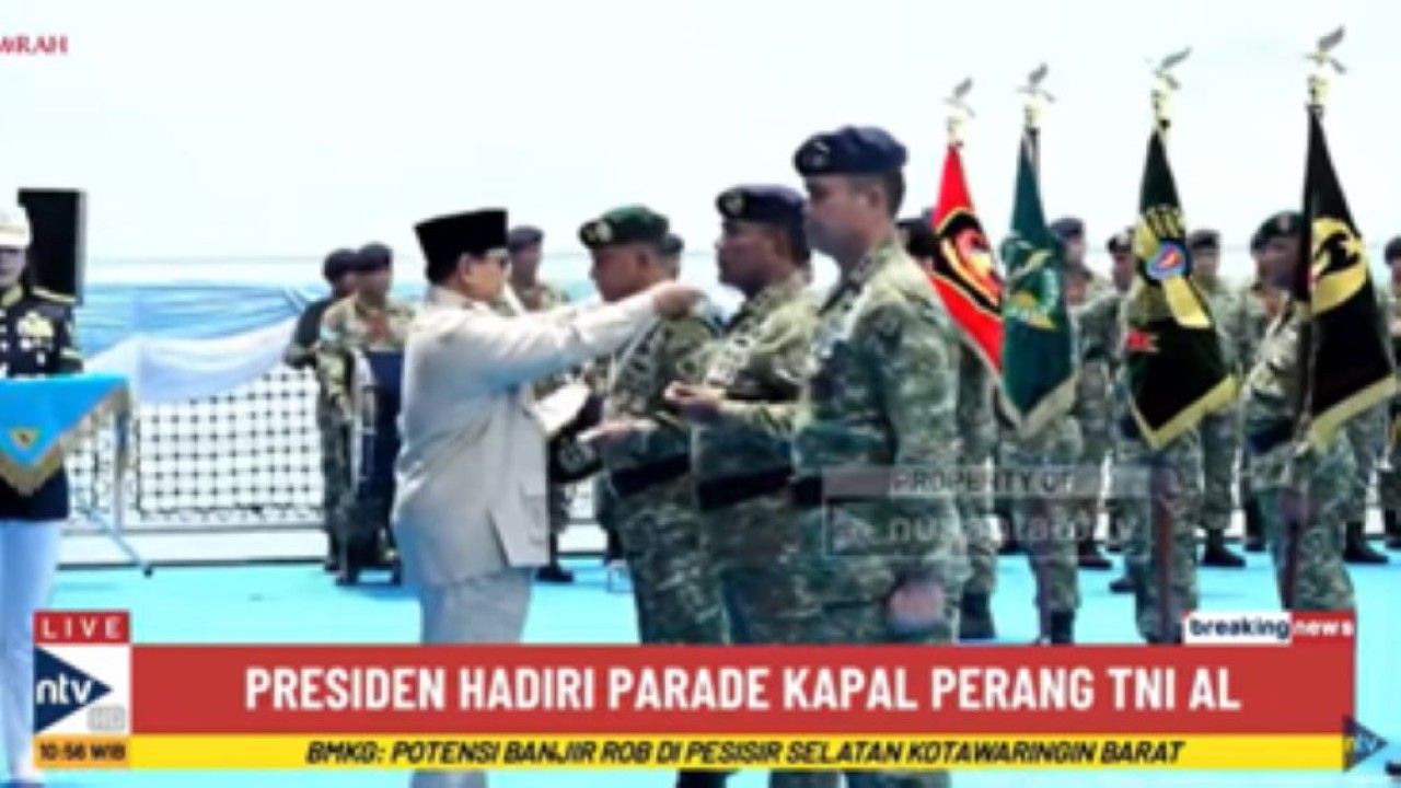 Presiden Prabowo Subianto menganugerahkan tanda kehormatan dan kenaikan pangkat istimewa di atas KRI dr Radjiman Wedyodiningrat-992 yang berlayar menuju Teluk Jakarta.