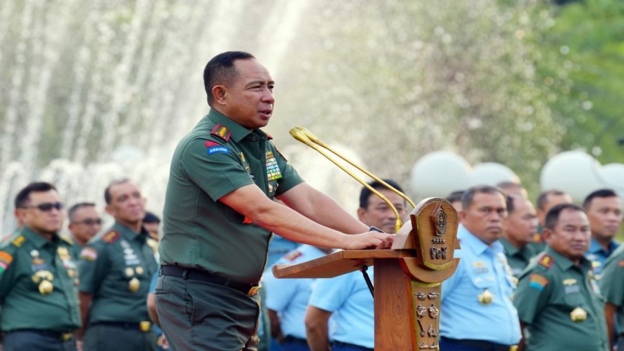 Panglima TNI Jenderal TNI Agus Subiyanto memimpin Upacara Penyambutan Korps Kadet Republik Indonesia (KKRI) Wilayah Jayapura yang berjumlah 400 siswa-siswi SMK dari wilayah Kodam XVII/Cenderawasih. (Foto: Dok/PUSPEN TNI)