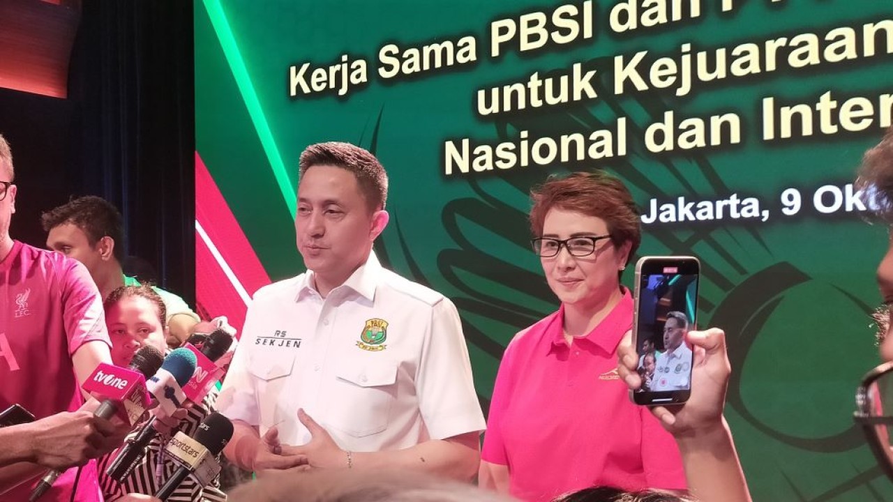 Sekjen PB Ricky Soebagdja didampingi Kabid Humas PP PBSI Yuni Kartika memberikan keterangan pers terkait kolaborasi penyelenggaraan kejuaraan bulutangkis nasional dan internasional 2026