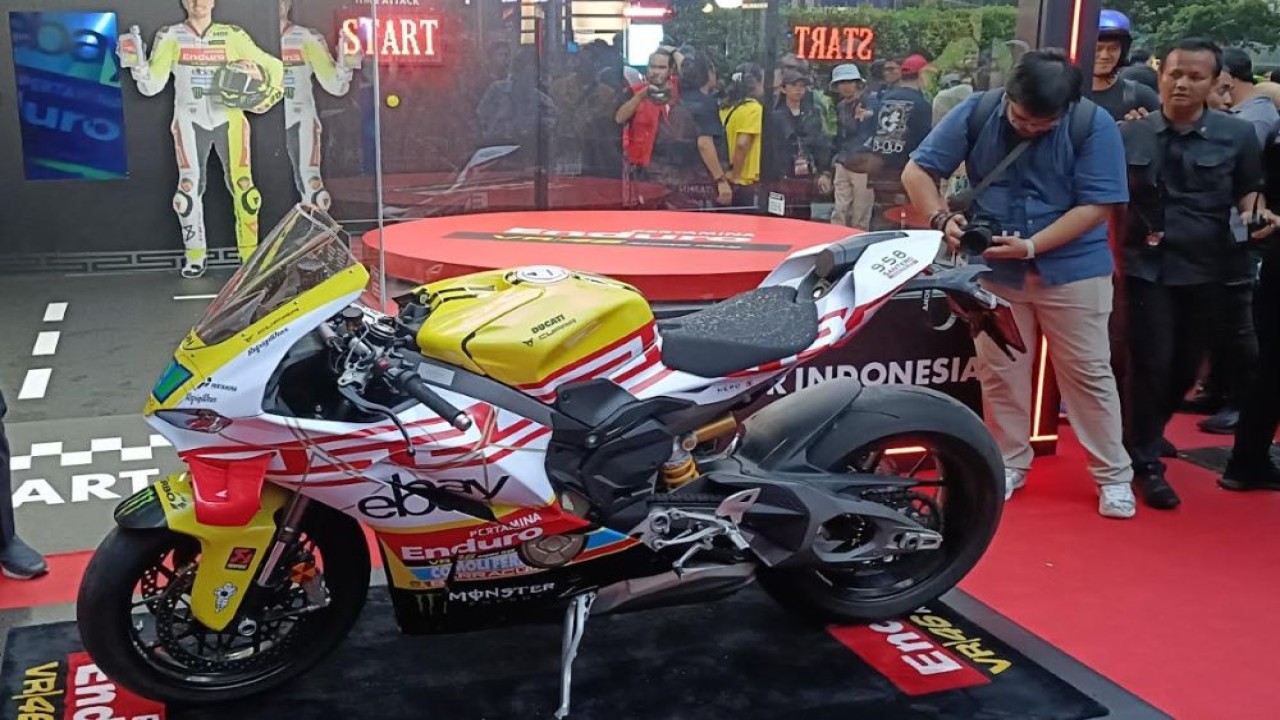 Pertamina Enduro VR46 Racing Team memperkenalkan livery spesial bertema Indonesia di Jakarta. (Foto: Adiantoro/NTV)