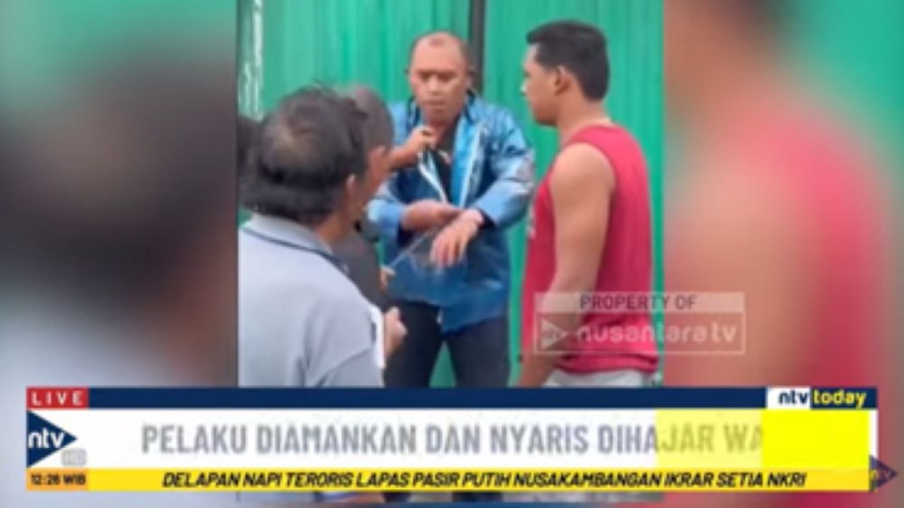 Anggota polisi (berjaket biru) pelaku jambret kalung emas seorang pedagang diamankan warga
