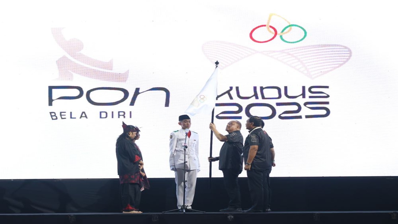 Ketua KONI Pusat Letjen TNI (Purn) Marciano Norman menyerahkan pataka tanda dimulainya PON Bela Diri 2025/ist