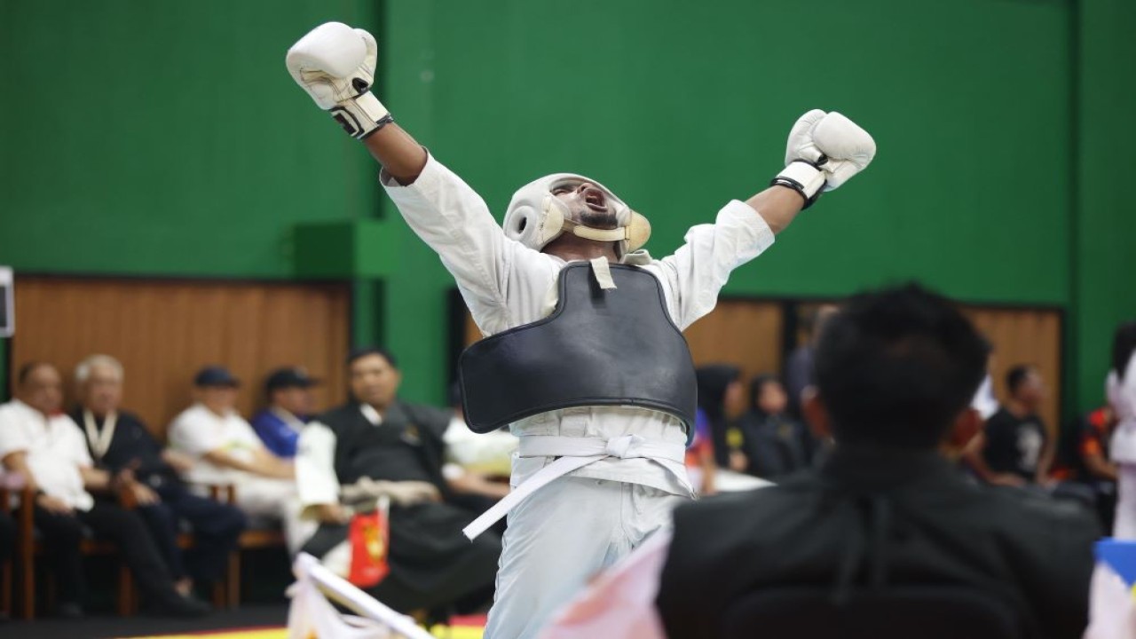 Atlet shorinji kempo asal Papua Barat, Kelvin Saweri meluapkan kegembiraannya usai merebut emas/ist